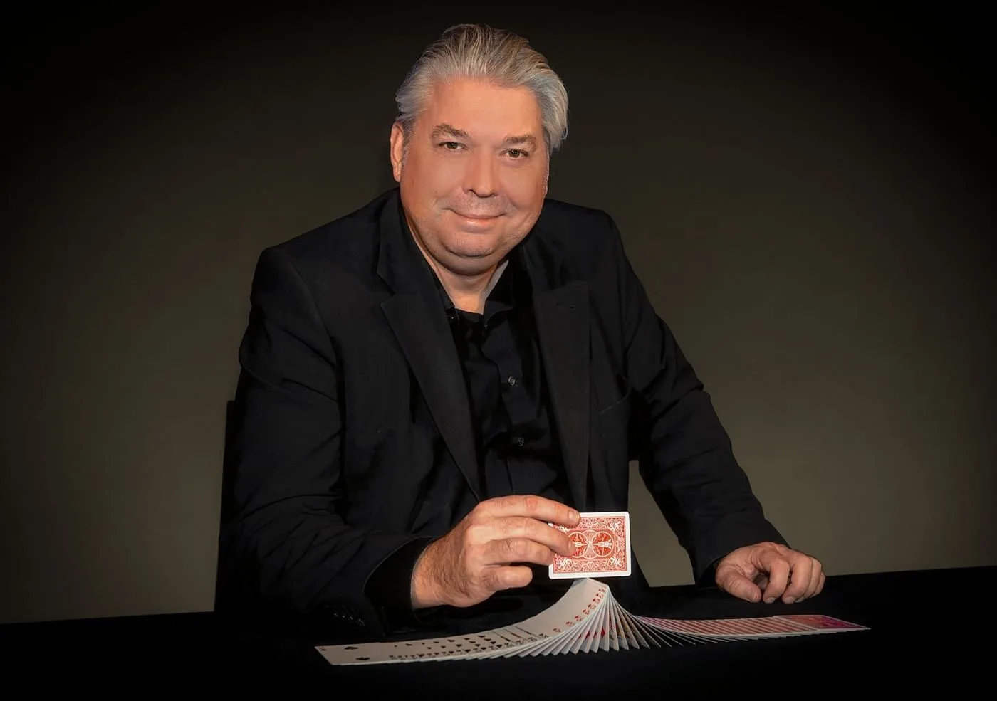 Christian Jedinat mit Kartenfächer am Tisch