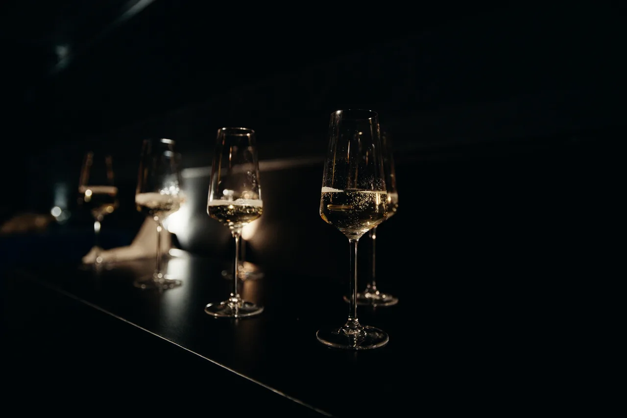 Sektempfang im warmen Gold-Licht