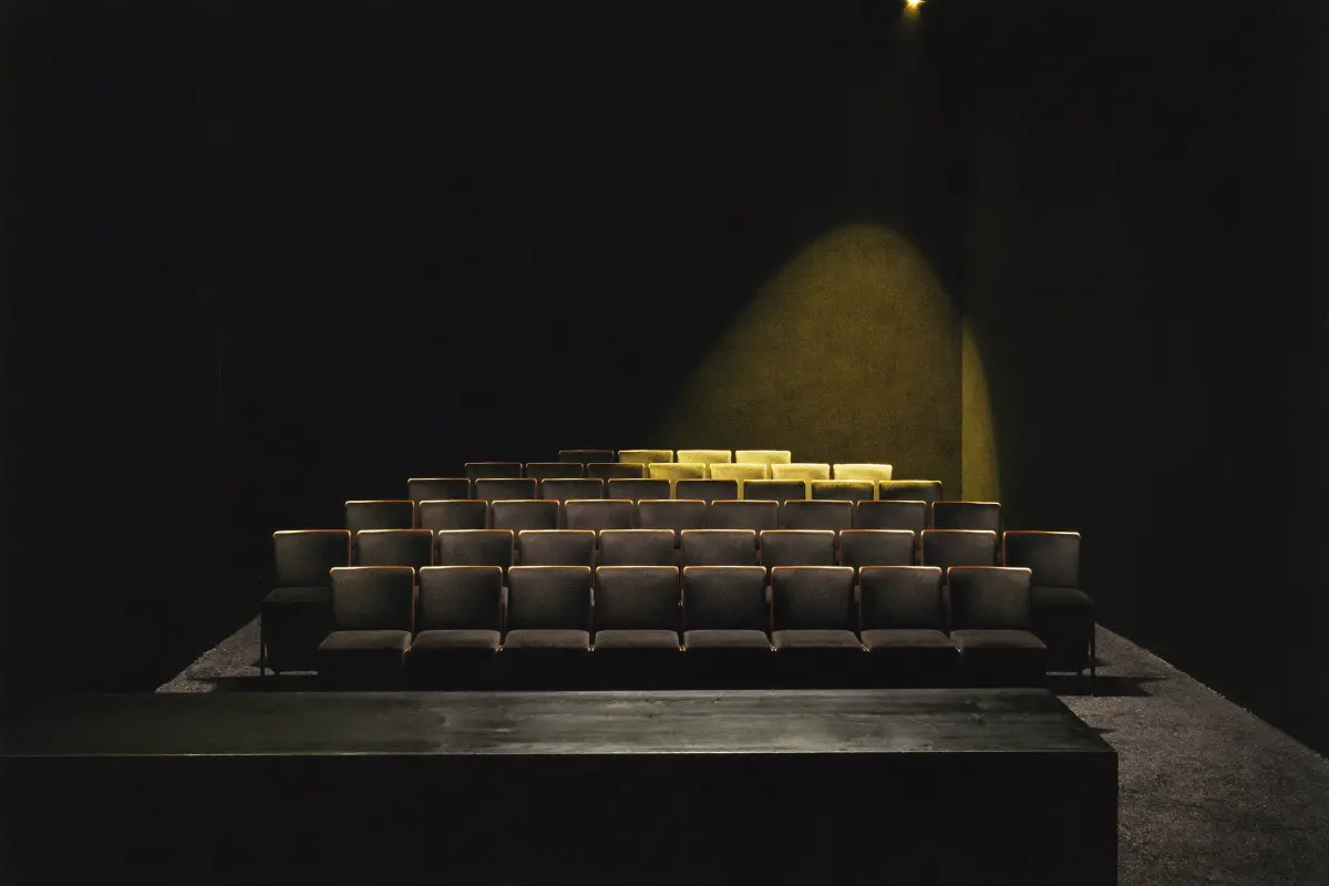 Der Saal — 62 Plätze um den beleuchteten Tisch